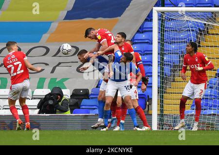 Scott McKenna von Nottingham Forest kämpft während des Sky Bet Championship-Spiels zwischen Birmingham City und Nottingham Forest am Samstag, dem 2.. Oktober 2021, in St. Andrews, Birmingham um den Ball. (Foto von Jon Hobley/MI News/NurPhoto) Stockfoto