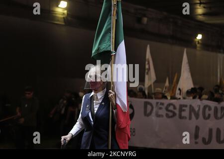 Myrthokleia González Gallardo, Überlebende des Massakers von Tlatelolco vom 2. Oktober 1968, hält eine mexikanische Flagge, während er einen marsch des Comité 68 und anderer Organisationen anführte, die von der Plaza de las Tres Culturas in Tlatelolco zum Zócalo in Mexiko-Stadt gingen. (Foto von Gerardo Vieyra/NurPhoto) Stockfoto