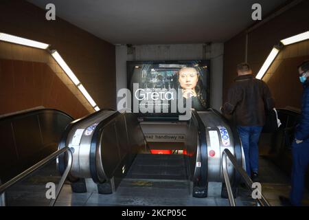 Am 01. Oktober 2021 ist eine Anzeige für eine neue Dokumentation über die Klimaaktivistin Greta Thunberg an der U-Bahn-Station Metro Centrum in Warschau, Polen, zu sehen. (Foto von STR/NurPhoto) Stockfoto