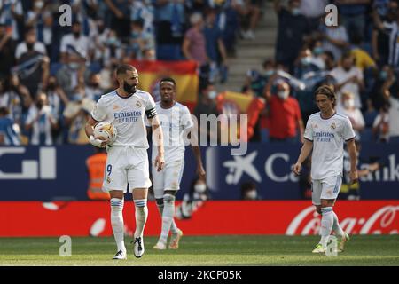 Karim Benzema von Real Madrid, nachdem Raul de Tomas von Espanyol beim Spiel der La Liga Santander zwischen RCD Espanyol und Real Madrid CF am 3. Oktober 2021 in Barcelona, Spanien, ein Tor erzielte. (Foto von Jose Breton/Pics Action/NurPhoto) Stockfoto