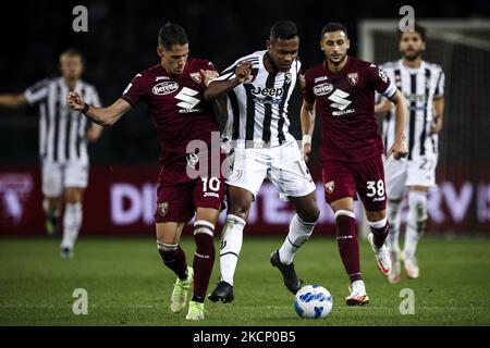 Juventus-Verteidiger Alex Sandro (12) kämpft für den Ball gegen den Torino-Mittelfeldspieler Sasa Lukic (10) während des Serie-A-Fußballspiels Nr.7 TURIN - JUVENTUS am 02. Oktober 2021 im Stadio Olimpico Grande Torino in Turin, Piemont, Italien. Endergebnis: Torino-Juventus 0-1. (Foto von Matteo Bottanelli/NurPhoto) Stockfoto