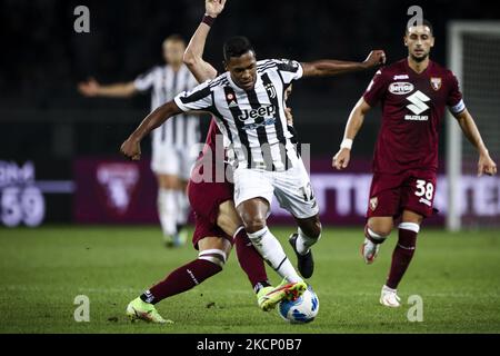 Juventus-Verteidiger Alex Sandro (12) kämpft für den Ball gegen den Torino-Mittelfeldspieler Sasa Lukic (10) während des Serie-A-Fußballspiels Nr.7 TURIN - JUVENTUS am 02. Oktober 2021 im Stadio Olimpico Grande Torino in Turin, Piemont, Italien. Endergebnis: Torino-Juventus 0-1. (Foto von Matteo Bottanelli/NurPhoto) Stockfoto