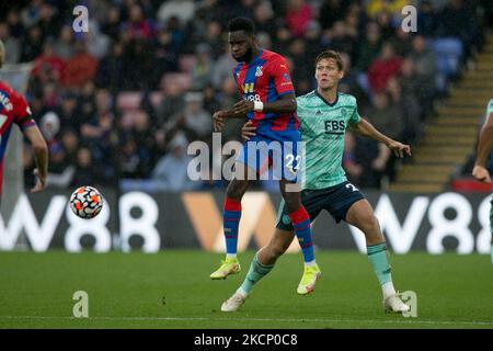 LONDON, GROSSBRITANNIEN. OKT 3. James Justin von Leicester kämpft während des Premier League-Spiels zwischen Crystal Palace und Leicester City im Selhurst Park, London, am Sonntag, 3.. Oktober 2021 um den Ball. (Foto von Federico Maranesi/MI News/NurPhoto) Stockfoto