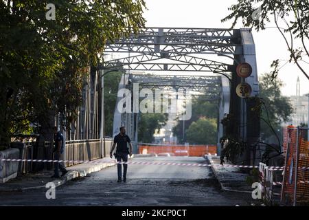 Italien, Rom: Polizisten inspizieren Ponte dell' Industria , auch bekannt als "Ponte di Ferro" (Eisenbrücke), die aus Gründen niedergebrannt ist, die letzte Nacht noch überprüft werden müssen, Rom, 3. Oktober. 2021.die Brücke verbindet die Bezirke Marconi und Ostiense und überquert den Tiber, im südlichen Teil der Hauptstadt Roms. (Foto von Christian Minelli/NurPhoto) Stockfoto