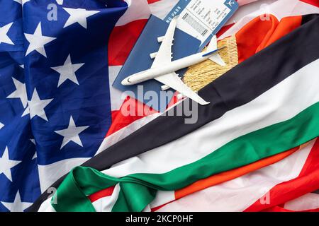 Nationale VAE, US-Flaggen, Spielzeugflugzeug und Pässe Stockfoto