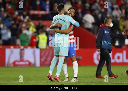 Maximiano und der Deutsche Sanchez von Granada CF feiern den Sieg während des La Liga-Spiels zwischen Granada CF und Sevilla FC im Nuevo Los Carmenes Stadion am 3. Oktober 2021 in Granada, Spanien. (Foto von Álex Cámara/NurPhoto) Stockfoto