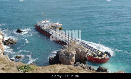 Eine Luftaufnahme des sinkenden jetzt Frachtschiffes Vera Su und Betrieb des entladung des Schiffs Brennstoff, das Schiff wurde auf dem felsigen schwarzen Meer Kosten des Dorfes Kamen brqag, Bulgarien etwa 450 km 260 Meilen nordöstlich der Hauptstadt Sofia stecken. Es werden keine Verletzten an Bord gemeldet, aber die Ladung von Stickstoffdüngern ist eine Gefahr für die Umwelt und noch immer nicht vom Schiff aus liadiert. (Foto von Petar Petrov/Impact Press Group/NurPhoto) Stockfoto