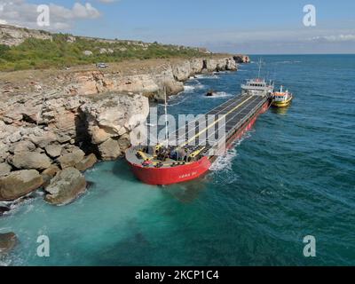 Eine Luftaufnahme des sinkenden jetzt Frachtschiffes Vera Su und Betrieb des entladung des Schiffs Brennstoff, das Schiff wurde auf dem felsigen schwarzen Meer Kosten des Dorfes Kamen brqag, Bulgarien etwa 450 km 260 Meilen nordöstlich der Hauptstadt Sofia stecken. Es werden keine Verletzten an Bord gemeldet, aber die Ladung von Stickstoffdüngern ist eine Gefahr für die Umwelt und noch immer nicht vom Schiff aus liadiert. (Foto von Petar Petrov/Impact Press Group/NurPhoto) Stockfoto