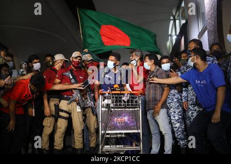 Das Bangladesh Cricket Team verlässt den internationalen Flughafen Hazrat Shahajalal für die bevorstehende Weltmeisterschaft T20, die in Oman und den Vereinigten Arabischen Emiraten starten soll. (Foto von Syed Mahamudur Rahman/NurPhoto) Stockfoto