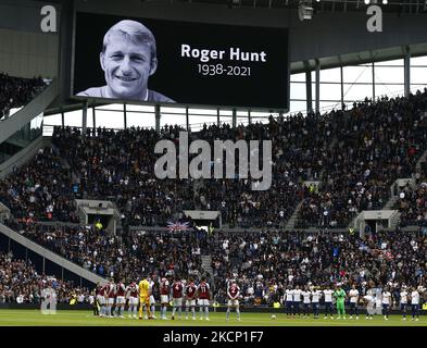 LONDON, England - 03. OKTOBER: Fans zollen der verstorbenen Roger Hunt während der Premier League zwischen Tottenham Hotspur und Aston Villa am 03.. Oktober 2021 im Tottenham Hotspur Stadion in London, England Tribut (Foto by Action Foto Sport/NurPhoto) Stockfoto