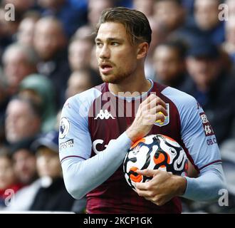 LONDON, England - OKTOBER 03: Matty Cash von der Aston Villa während der Premier League zwischen Tottenham Hotspur und Aston Villa im Tottenham Hotspur Stadion, London, England am 03.. Oktober 2021 (Foto by Action Foto Sport/NurPhoto) Stockfoto