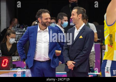 Stefano Lavarini (Cheftrainer von Igor Gorgonzola Novara) und Daniele Santarelli (Imoco Volley Conegliano) während der italienischen Supercup-Frauen Imoco Volley Conegliano gegen Igor Gorgonzola Novara am 02. Oktober 2021 im PalaPanini in Modena, Italien (Foto: Letizia Valle/LiveMedia/NurPhoto) Stockfoto