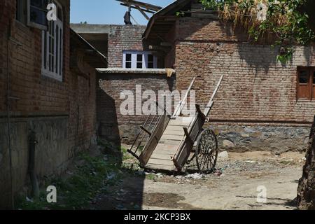 Traditioneller Wagen, der in einer Gasse in einem kleinen Dorf in Kaschmir, Indien, ruht. (Foto von Creative Touch Imaging Ltd./NurPhoto) Stockfoto