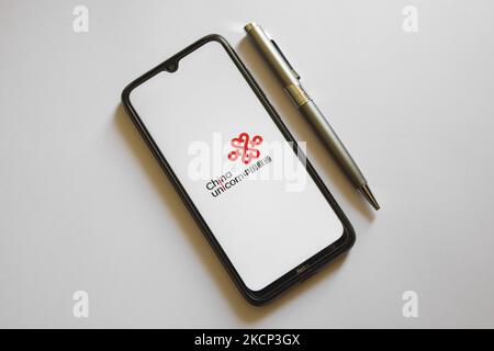 In dieser Fototafel wird am 4. Oktober 2021 in Athen, Griechenland, ein China Unicom-Logo auf einem Smartphone-Bildschirm und ein Bleistift angezeigt. (Foto von Nikolas Kokovlis/NurPhoto) Stockfoto