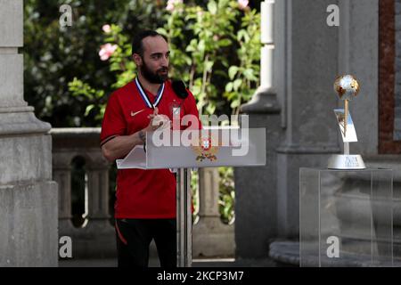 Portugals Kapitän Ricardinho hält eine Rede während einer Begrüßungszeremonie für das nationale Futsal-Team nach dem Gewinn der FIFA-Futsal-Weltmeisterschaft 2021 am 4. Oktober 2021 im Belem-Palast in Lissabon, Portugal. Portugal gewann die Trophäe der FIFA Futsal-Weltmeisterschaft 2021, nachdem es Argentinien (2-1) am 03. Oktober in Kaunas, Litauen, besiegt hatte. (Foto von Pedro FiÃºza/NurPhoto) Stockfoto