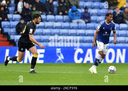 Oldham Athletic's Raphaël Diarra zwickt mit Connor Hall of Harrogate Town während des Spiels der Sky Bet League 2 zwischen Oldham Athletic und Harrogate Town im Boundary Park, Oldham, am Samstag, den 2.. Oktober 2021. (Foto von Eddie Garvey/MI News/NurPhoto) Stockfoto