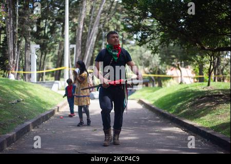 Mitglieder des indigenen Gemeindecamps Embera Katio im kolumbianischen Nationalpark in Bogota, Kolumbien, nachdem Gewalt und Kriminalität sie Anfang 2020 aus ihrem Territorium vertrieben hatten. Am 3. Oktober 2021 in Bogota, Kolumbien. (Foto von Sebastian Barros/NurPhoto) Stockfoto