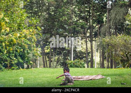 Mitglieder des indigenen Gemeindecamps Embera Katio im kolumbianischen Nationalpark in Bogota, Kolumbien, nachdem Gewalt und Kriminalität sie Anfang 2020 aus ihrem Territorium vertrieben hatten. Am 3. Oktober 2021 in Bogota, Kolumbien. (Foto von Sebastian Barros/NurPhoto) Stockfoto