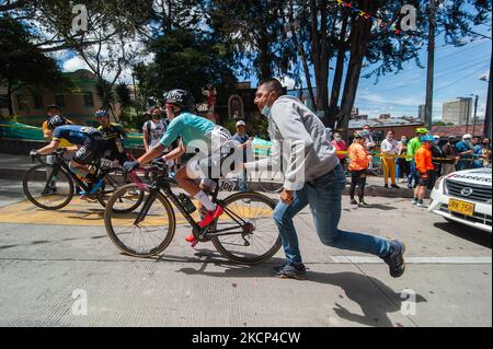 Die Einwohner des Viertels La Perseverancia unterstützen Radfahrer beim letzten Etappenfinale der Vuelta a Colombia Femenina 2021 in Bogotá, Kolumbien, waren Sieger der Phase Miryam Nuñez T: 02:34:49 aus Ecuador gewann, und Lilibeth Chacon T: 02:37:46 aus Venezuela gewann das Rennen. (Foto von Sebastian Barros/NurPhoto) Stockfoto