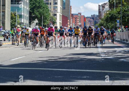 Gesamtansicht der Teilnehmer während des letzten Etappenfinals der Vuelta a Colombia Femenina 2021 in Bogotá, Kolumbien, waren Sieger der Phase Miryam Nuñez T: 02:34:49 aus Ecuador gewann, und Lilibeth Chacon T: 02:37:46 aus Venezuela gewann das Gesamtfinale. (Foto von Sebastian Barros/NurPhoto) Stockfoto