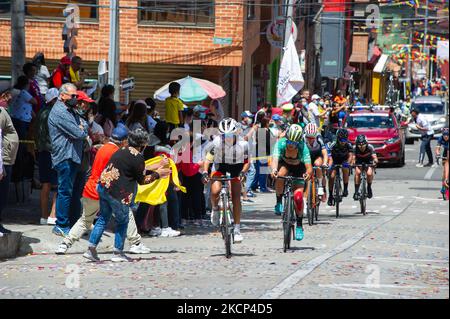 Die Einwohner des Viertels La Perseverancia unterstützen Radfahrer beim letzten Etappenfinale der Vuelta a Colombia Femenina 2021 in Bogotá, Kolumbien, waren Sieger der Phase Miryam Nuñez T: 02:34:49 aus Ecuador gewann, und Lilibeth Chacon T: 02:37:46 aus Venezuela gewann das Rennen. (Foto von Sebastian Barros/NurPhoto) Stockfoto