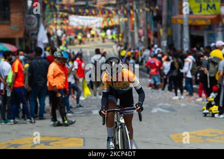 Die Einwohner des Viertels La Perseverancia unterstützen Radfahrer beim letzten Etappenfinale der Vuelta a Colombia Femenina 2021 in Bogotá, Kolumbien, waren Sieger der Phase Miryam Nuñez T: 02:34:49 aus Ecuador gewann, und Lilibeth Chacon T: 02:37:46 aus Venezuela gewann das Rennen. (Foto von Sebastian Barros/NurPhoto) Stockfoto