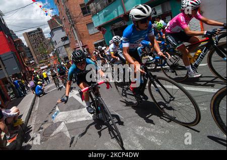 Die Einwohner des Viertels La Perseverancia unterstützen Radfahrer beim letzten Etappenfinale der Vuelta a Colombia Femenina 2021 in Bogotá, Kolumbien, waren Sieger der Phase Miryam Nuñez T: 02:34:49 aus Ecuador gewann, und Lilibeth Chacon T: 02:37:46 aus Venezuela gewann das Rennen. (Foto von Sebastian Barros/NurPhoto) Stockfoto