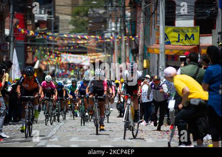 Die Einwohner des Viertels La Perseverancia unterstützen Radfahrer beim letzten Etappenfinale der Vuelta a Colombia Femenina 2021 in Bogotá, Kolumbien, waren Sieger der Phase Miryam Nuñez T: 02:34:49 aus Ecuador gewann, und Lilibeth Chacon T: 02:37:46 aus Venezuela gewann das Rennen. (Foto von Sebastian Barros/NurPhoto) Stockfoto