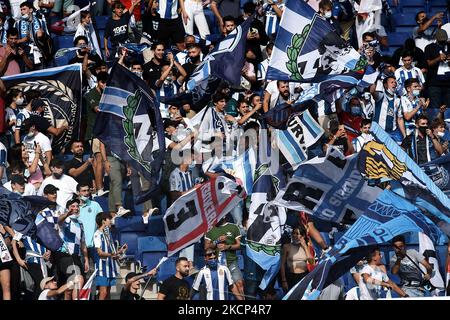 Espanyol-Fans mit Flaggen während des La Liga Santander-Spiels zwischen RCD Espanyol und Real Madrid CF im RCDE-Stadion am 3. Oktober 2021 in Barcelona, Spanien. (Foto von Jose Breton/Pics Action/NurPhoto) Stockfoto