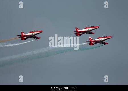 Das akrobatische Team der indischen Luftwaffe „Surya Kiran“ fliegt am 6. Oktober 2021 in einer Formation während der Generalprobe der Air Force Day Parade in der Hindon Air Force Station am Stadtrand von Neu Delhi, Indien. (Foto von Mayank Makhija/NurPhoto) Stockfoto