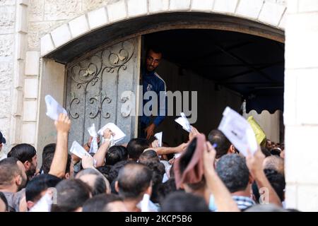 Palästinensische Männer versammeln sich am 6. Oktober 2021, um in Israel im Flüchtlingslager Jabalia im nördlichen Gazastreifen eine Arbeitserlaubnis zu beantragen. (Foto von Majdi Fathi/NurPhoto) Stockfoto