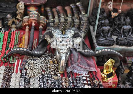 Dekorierter, versilberter Schafskull, der zusammen mit anderen religiösen Gegenständen am 06. Dezember 2011 in einem Geschäft außerhalb der Bodhnath Stupa in Kathmandu, Nepal, zum Verkauf steht. (Foto von Creative Touch Imaging Ltd./NurPhoto) Stockfoto