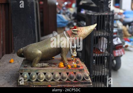 Große Mausstatue aus Messing am Maustempel, die Lord Ganeshas Fahrzeug (eine Maus) auf der Hanuman Dhoka in Kathmandu, Nepal, am 06. Dezember 2011 gewidmet ist (Foto: Creative Touch Imaging Ltd./NurPhoto) Stockfoto