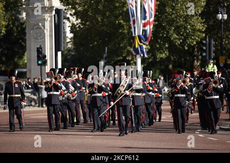 Bandmitglieder des Royal Regiment of Canadian Artillery marschieren am 6. Oktober 2021 in London, England, durch die Mall vom St. James's Palace zum Buckingham Palace. Neunzig kanadische Mitarbeiter führen vom 4. Bis 22. Oktober in den vier Residenzen der Royal Family in London (Buckingham Palace, St. James's Palace, Windsor Castle und Tower of London) Aufgaben der Queen's Guard durch. Bei den auf- und Absteigen-Zeremonien, die während des gesamten Zeitraums mehrmals stattfinden, werden die Truppen der Queen’s Guard von der 36-köpfigen Royal Cana begleitet Stockfoto