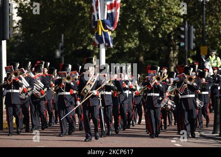 Bandmitglieder des Royal Regiment of Canadian Artillery marschieren am 6. Oktober 2021 in London, England, durch die Mall vom St. James's Palace zum Buckingham Palace. Neunzig kanadische Mitarbeiter führen vom 4. Bis 22. Oktober in den vier Residenzen der Royal Family in London (Buckingham Palace, St. James's Palace, Windsor Castle und Tower of London) Aufgaben der Queen's Guard durch. Bei den auf- und Absteigen-Zeremonien, die während des gesamten Zeitraums mehrmals stattfinden, werden die Truppen der Queen’s Guard von der 36-köpfigen Royal Cana begleitet Stockfoto