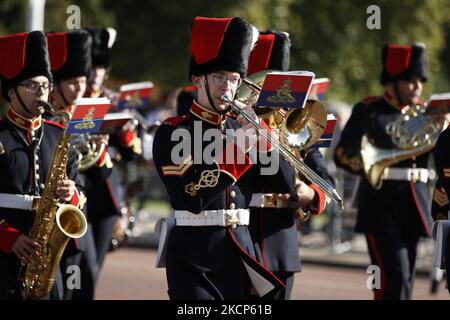 Bandmitglieder des Royal Regiment of Canadian Artillery marschieren am 6. Oktober 2021 in London, England, durch die Mall vom St. James's Palace zum Buckingham Palace. Neunzig kanadische Mitarbeiter führen vom 4. Bis 22. Oktober in den vier Residenzen der Royal Family in London (Buckingham Palace, St. James's Palace, Windsor Castle und Tower of London) Aufgaben der Queen's Guard durch. Bei den auf- und Absteigen-Zeremonien, die während des gesamten Zeitraums mehrmals stattfinden, werden die Truppen der Queen’s Guard von der 36-köpfigen Royal Cana begleitet Stockfoto