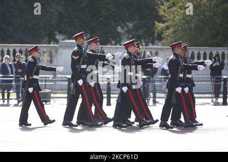 Mitglieder des Royal Regiment of Canadian Artillery marschieren am 6. Oktober 2021 in London, England, durch die Mall vom St. James's Palace zum Buckingham Palace. Neunzig kanadische Mitarbeiter führen vom 4. Bis 22. Oktober in den vier Residenzen der Royal Family in London (Buckingham Palace, St. James's Palace, Windsor Castle und Tower of London) Aufgaben der Queen's Guard durch. Bei den auf- und Absteigen-Zeremonien, die während des gesamten Zeitraums mehrmals stattfinden, werden die Truppen der Queen’s Guard von dem 36-köpfigen Royal Canadian begleitet Stockfoto