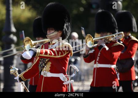 Bandmitglieder des Coldstream Guards Regiments der britischen Armee Household Division marschieren von Wellington Barracks zum Buckingham Palace, um Mitglieder des Royal Regiment of Canadian Artillery zu ersetzen, während die kanadischen Soldaten an ihrem ersten Wechsel der Garde in London, England, teilnehmen, Am 6. Oktober 2021. Neunzig kanadische Mitarbeiter führen vom 4. Bis 22. Oktober in den vier Residenzen der Royal Family in London (Buckingham Palace, St. James's Palace, Windsor Castle und Tower of London) Aufgaben der Queen's Guard durch. Für die auf- und Absteigen Zeremonien, die p nehmen Stockfoto