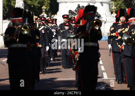 Mitglieder des Royal Regiment of Canadian Artillery marschieren am 6. Oktober 2021 vom Buckingham Palace in die Wellington Barracks, während sie in London, England, zum ersten Mal die Wache "entsmounten". Neunzig kanadische Mitarbeiter führen vom 4. Bis 22. Oktober in den vier Residenzen der Royal Family in London (Buckingham Palace, St. James's Palace, Windsor Castle und Tower of London) Aufgaben der Queen's Guard durch. Bei den auf- und Absteigen-Zeremonien, die während des gesamten Zeitraums mehrmals stattfinden, werden die Truppen der Queen’s Guard vom 36-köpfigen Royal Canadian Artillery Ban begleitet Stockfoto