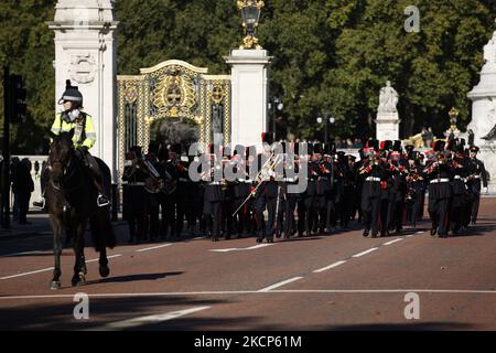 Bandmitglieder des Royal Regiment of Canadian Artillery marschieren am 6. Oktober 2021 in London, England, vom Buckingham Palace in die Wellington Barracks, während sie die Wache zum ersten Mal aus dem Dienst "entsangen". Neunzig kanadische Mitarbeiter führen vom 4. Bis 22. Oktober in den vier Residenzen der Royal Family in London (Buckingham Palace, St. James's Palace, Windsor Castle und Tower of London) Aufgaben der Queen's Guard durch. Bei den auf- und Absteigen-Zeremonien, die während des gesamten Zeitraums mehrmals stattfinden, werden die Truppen der Queen’s Guard von der 36-köpfigen Royal Canadian Artiller begleitet Stockfoto