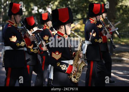 Bandmitglieder des Royal Regiment of Canadian Artillery marschieren am 6. Oktober 2021 in London, England, vom Buckingham Palace in die Wellington Barracks, während sie die Wache zum ersten Mal aus dem Dienst "entsangen". Neunzig kanadische Mitarbeiter führen vom 4. Bis 22. Oktober in den vier Residenzen der Royal Family in London (Buckingham Palace, St. James's Palace, Windsor Castle und Tower of London) Aufgaben der Queen's Guard durch. Bei den auf- und Absteigen-Zeremonien, die während des gesamten Zeitraums mehrmals stattfinden, werden die Truppen der Queen’s Guard von der 36-köpfigen Royal Canadian Artiller begleitet Stockfoto