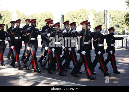 Mitglieder des Royal Regiment of Canadian Artillery marschieren am 6. Oktober 2021 vom Buckingham Palace in die Wellington Barracks, während sie in London, England, zum ersten Mal die Wache "entsmounten". Neunzig kanadische Mitarbeiter führen vom 4. Bis 22. Oktober in den vier Residenzen der Royal Family in London (Buckingham Palace, St. James's Palace, Windsor Castle und Tower of London) Aufgaben der Queen's Guard durch. Bei den auf- und Absteigen-Zeremonien, die während des gesamten Zeitraums mehrmals stattfinden, werden die Truppen der Queen’s Guard vom 36-köpfigen Royal Canadian Artillery Ban begleitet Stockfoto