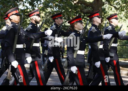 Mitglieder des Royal Regiment of Canadian Artillery marschieren am 6. Oktober 2021 vom Buckingham Palace in die Wellington Barracks, während sie in London, England, zum ersten Mal die Wache "entsmounten". Neunzig kanadische Mitarbeiter führen vom 4. Bis 22. Oktober in den vier Residenzen der Royal Family in London (Buckingham Palace, St. James's Palace, Windsor Castle und Tower of London) Aufgaben der Queen's Guard durch. Bei den auf- und Absteigen-Zeremonien, die während des gesamten Zeitraums mehrmals stattfinden, werden die Truppen der Queen’s Guard vom 36-köpfigen Royal Canadian Artillery Ban begleitet Stockfoto