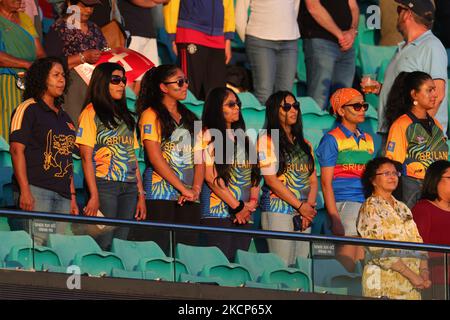 Sydney, Australien. 05.. November 2022. Sri-lankische Fans während des ICC Mens T20 World Cup 2022-Spiels zwischen England und Sri Lanka am 5. November 2022 auf dem Sydney Cricket Ground, Sydney, Australien. Foto von Peter Dovgan. Nur zur redaktionellen Verwendung, Lizenz für kommerzielle Nutzung erforderlich. Keine Verwendung bei Wetten, Spielen oder Veröffentlichungen einzelner Clubs/Vereine/Spieler. Kredit: UK Sports Pics Ltd/Alamy Live Nachrichten Stockfoto