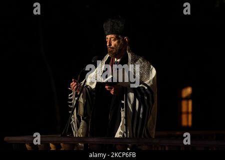 Rabbi hält im Dunkeln ein Gedenkgebet für die Toten, die während des Holocaust in Babyn Jar in Kiew, Ukraine, am 6. Oktober 2021, getötet wurden. (Foto von Sergii Chartschenko/NurPhoto) Stockfoto