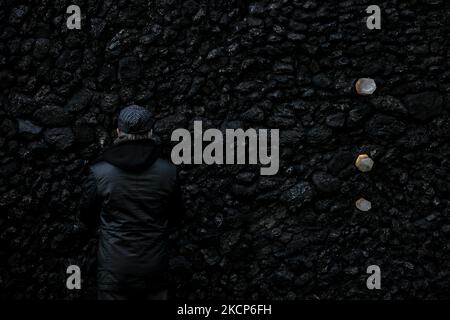 In der Nähe der symbolischen Tränenmauer halten die Menschen ein Gedenkgebet für die Toten, die während des Holocaust in Babyn Jar in Kiew, Ukraine, am 6. Oktober 2021, getötet wurden. (Foto von Sergii Chartschenko/NurPhoto) Stockfoto
