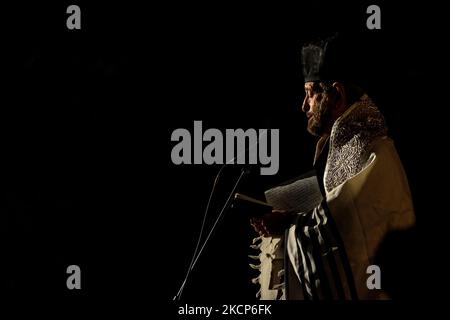 Rabbi hält im Dunkeln ein Gedenkgebet für die Toten, die während des Holocaust in Babyn Jar in Kiew, Ukraine, am 6. Oktober 2021, getötet wurden. (Foto von Sergii Chartschenko/NurPhoto) Stockfoto