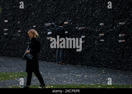 In der Nähe der symbolischen Tränenmauer halten die Menschen ein Gedenkgebet für die Toten, die während des Holocaust in Babyn Jar in Kiew, Ukraine, am 6. Oktober 2021, getötet wurden. (Foto von Sergii Chartschenko/NurPhoto) Stockfoto