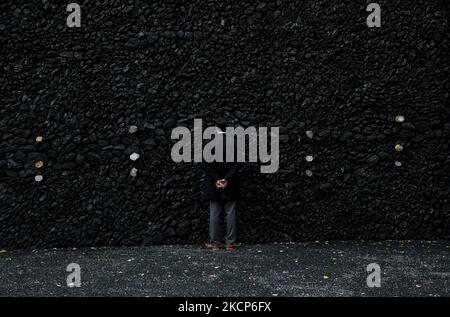 In der Nähe der symbolischen Tränenmauer halten die Menschen ein Gedenkgebet für die Toten, die während des Holocaust in Babyn Jar in Kiew, Ukraine, am 6. Oktober 2021, getötet wurden. (Foto von Sergii Chartschenko/NurPhoto) Stockfoto