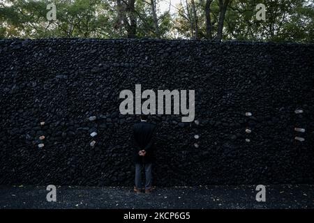 In der Nähe der symbolischen Tränenmauer halten die Menschen ein Gedenkgebet für die Toten, die während des Holocaust in Babyn Jar in Kiew, Ukraine, am 6. Oktober 2021, getötet wurden. (Foto von Sergii Chartschenko/NurPhoto) Stockfoto